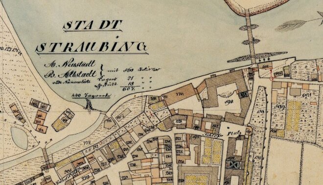 Alte Karte mit Häusergrundrissen und Flurstücksgrenzen, am oberen Rand die Donau und Schriftzug Stadt Straubing